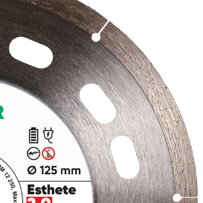 Close-up of Esthete 2.0 blade with see-through core and laser slots