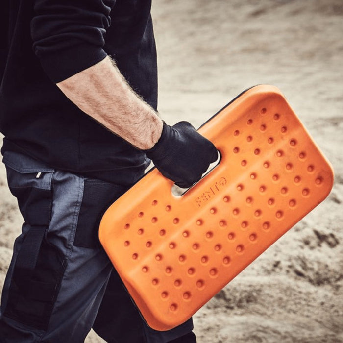 Oranje knielplank met noppen en handgreepsleuf, klaar om te knielen