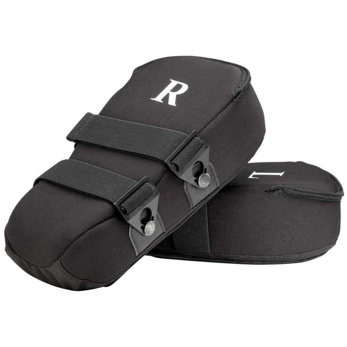 Black kneepads pair with central overlap strap and metal buckles, marked R