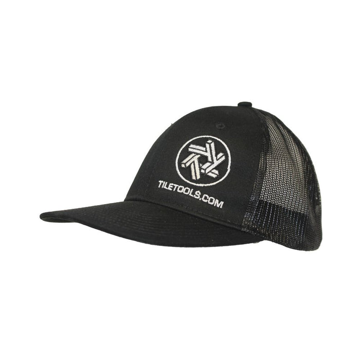 Mesh back cap in black/black, front logo patch and curved brim