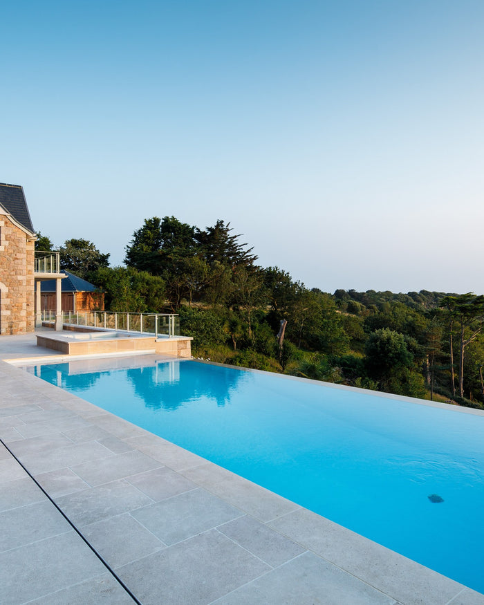 Wychwood Limestone Paving Tumbled & Etched Finish|Credit: Godel Architects & Sarah McKinnon|wychwood-limestone-tumbled-and-etched-double-pencil-coping