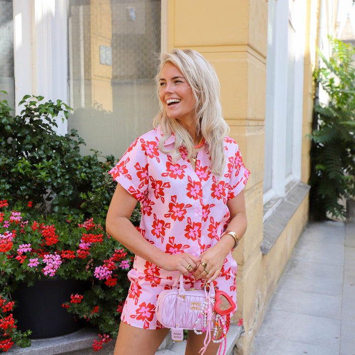 Ydence Short Ivana red flower